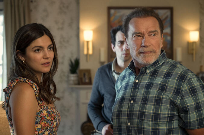  Monica Barbaro als Emma Brunner (li.), Arnold Schwarzenegger als Luke Brunner (re.) in der Actionserie "Fubar" / © Netflix 